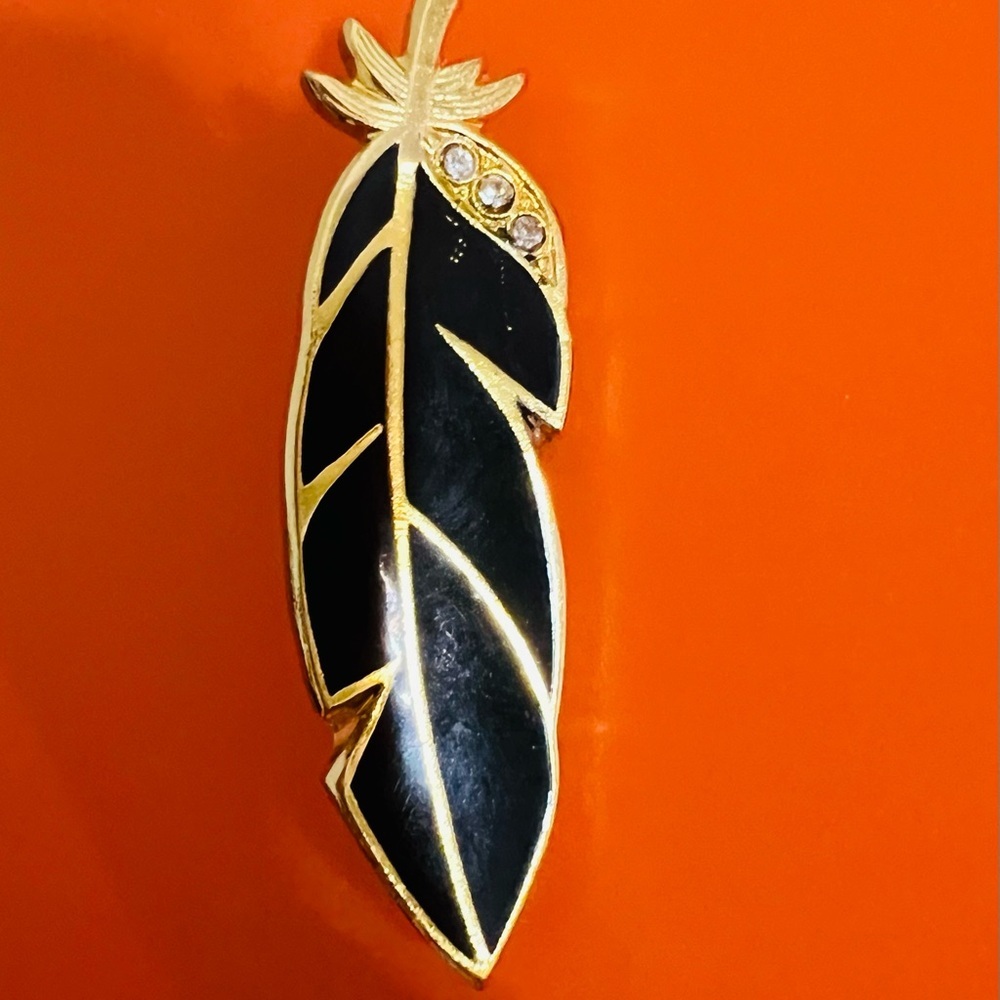 Elegant Vintage Black and Gold Feather Brooch - Picture 4 of 5